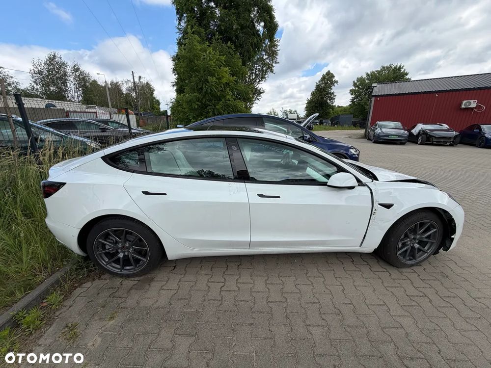 Tesla Model 3 - 3