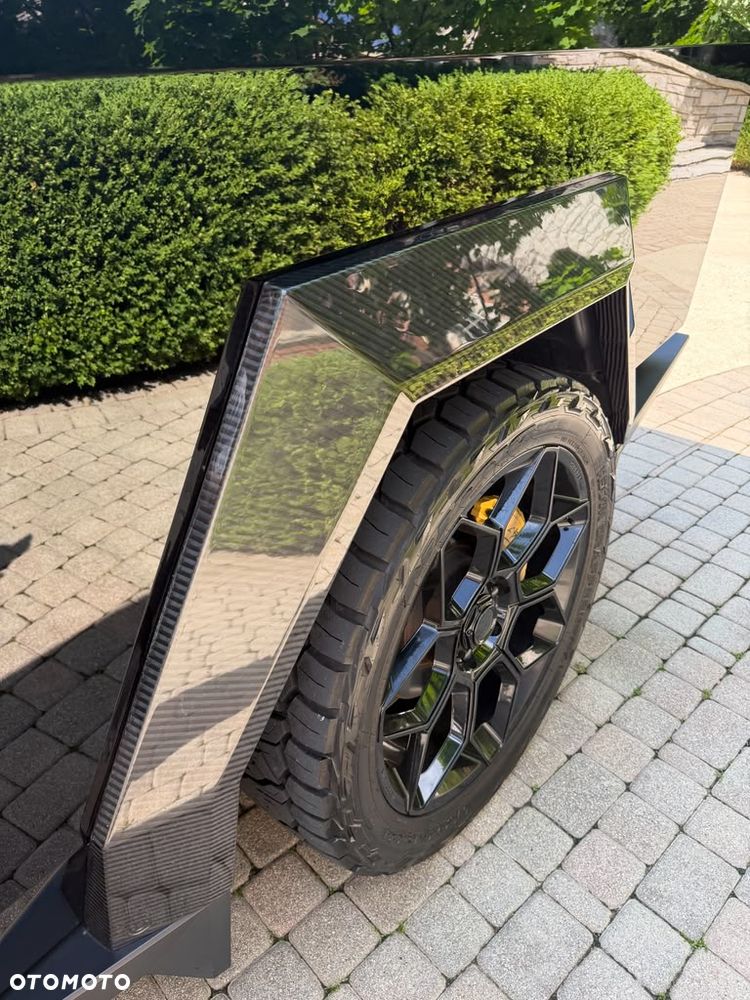 Tesla Cybertruck - 12