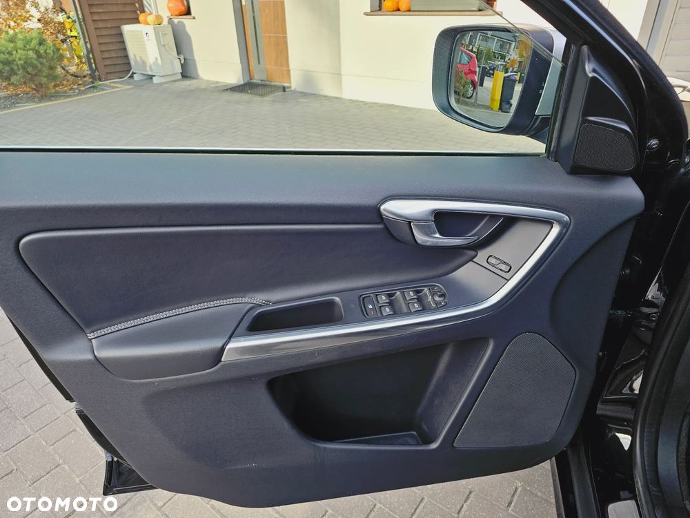 Volvo XC 60 D3 Drive-E R-Design Momentum - 25