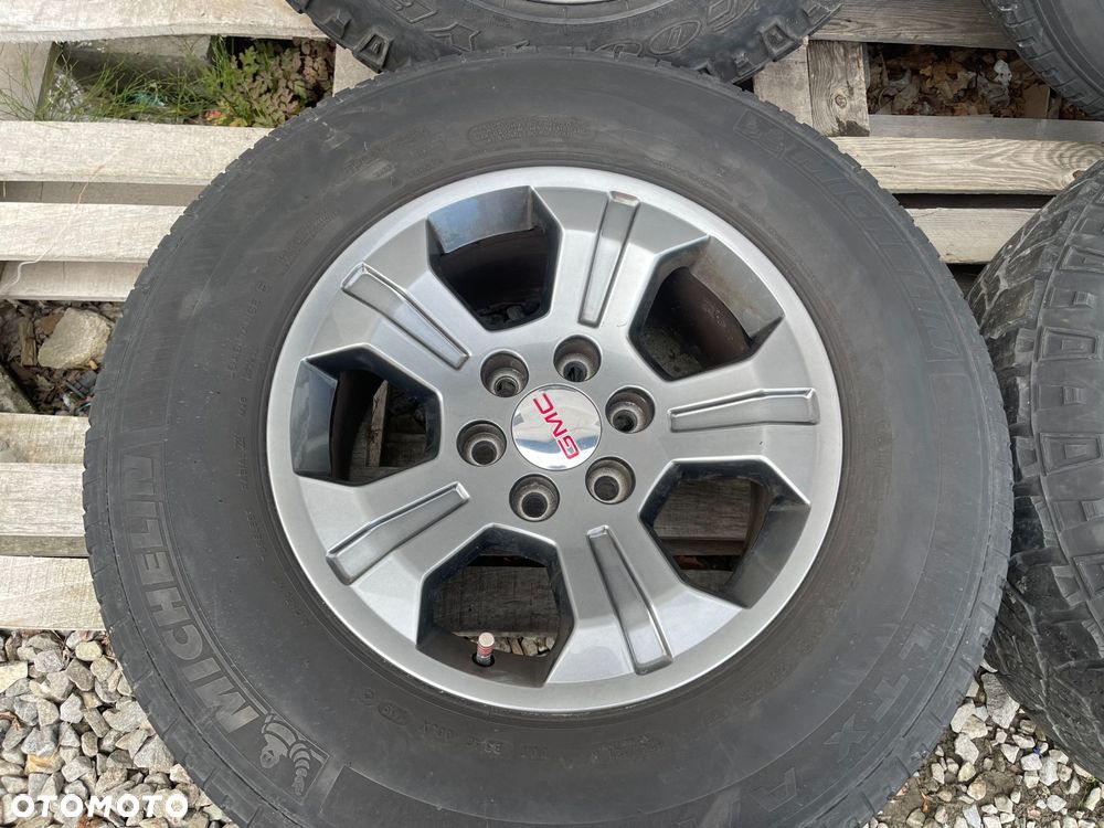 P8 GMC YUKON XL IV 2015 - FELGI OPONY KOŁA 84227881 18 8.5J ET24 275 65 - 4