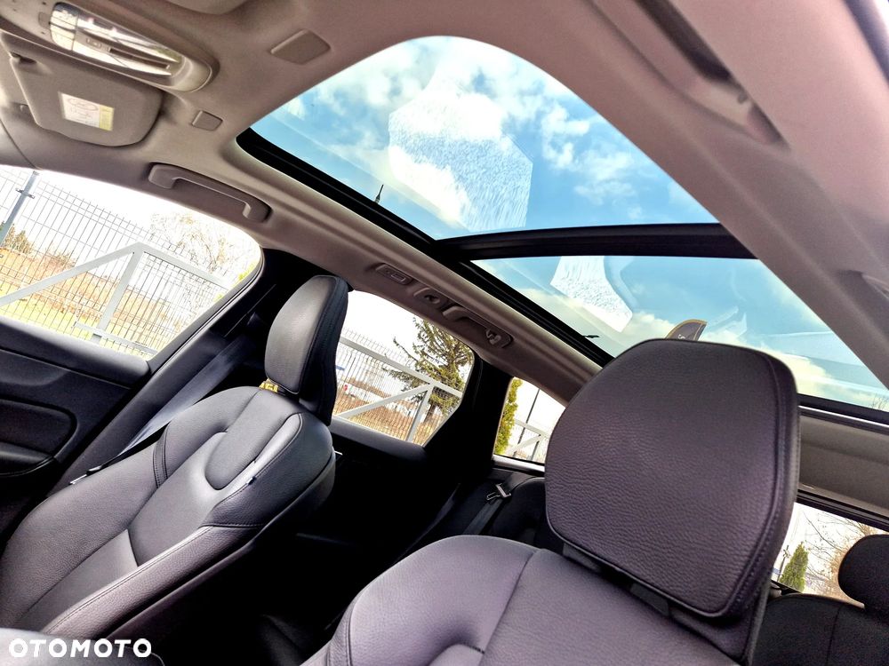 Volvo XC 60 B4 D Plus Dark - 26