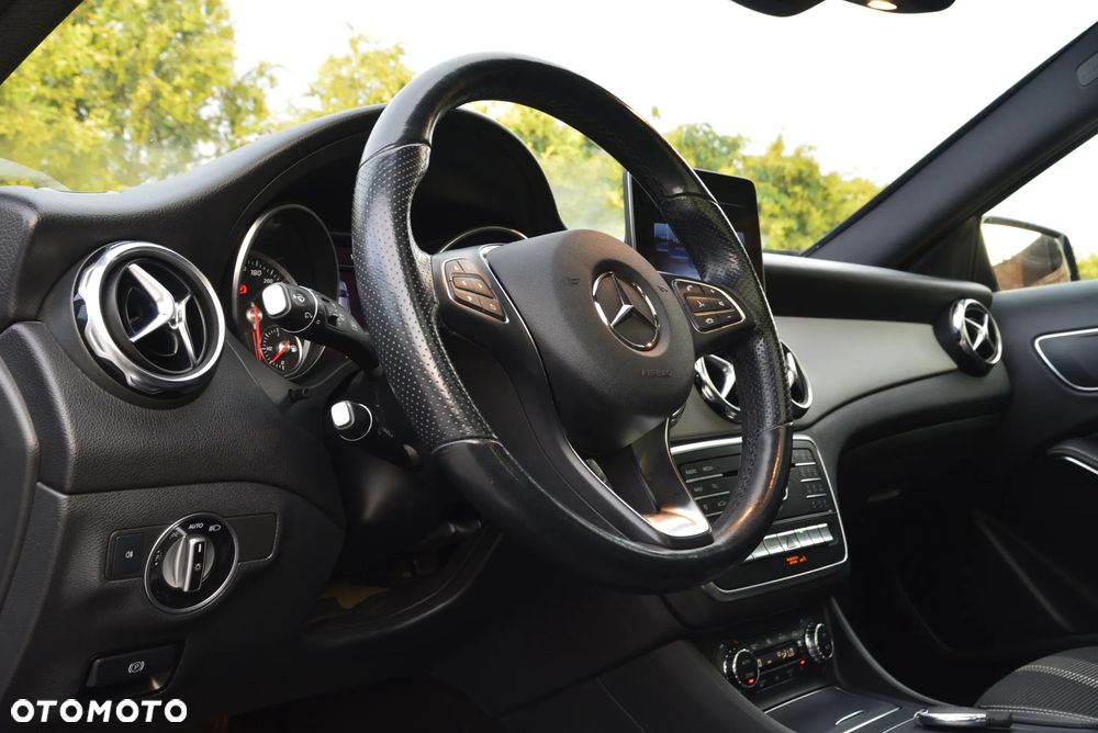 Mercedes-Benz GLA 200 7G-DCT AMG Line - 28