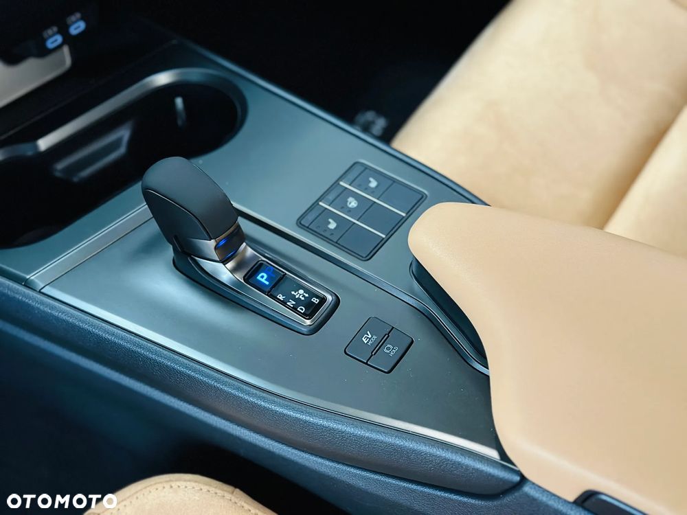 Lexus UX 300h Business - 22