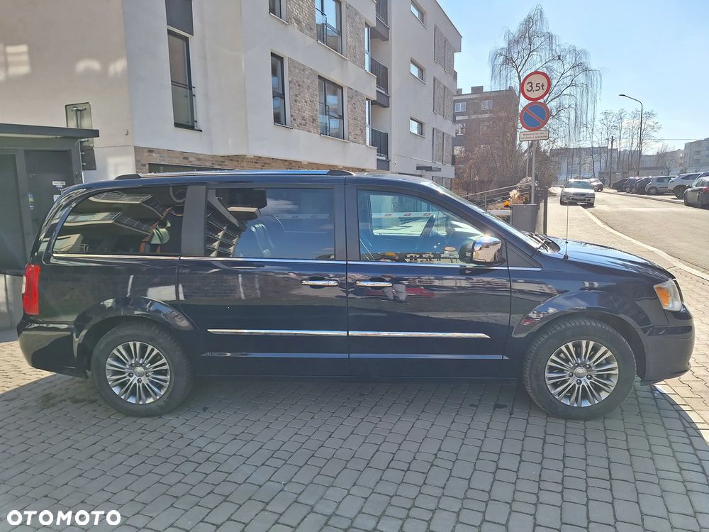 Chrysler Town & Country - 2