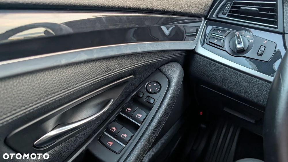 BMW Seria 5 525d xDrive Sport-Aut Luxury Line - 20