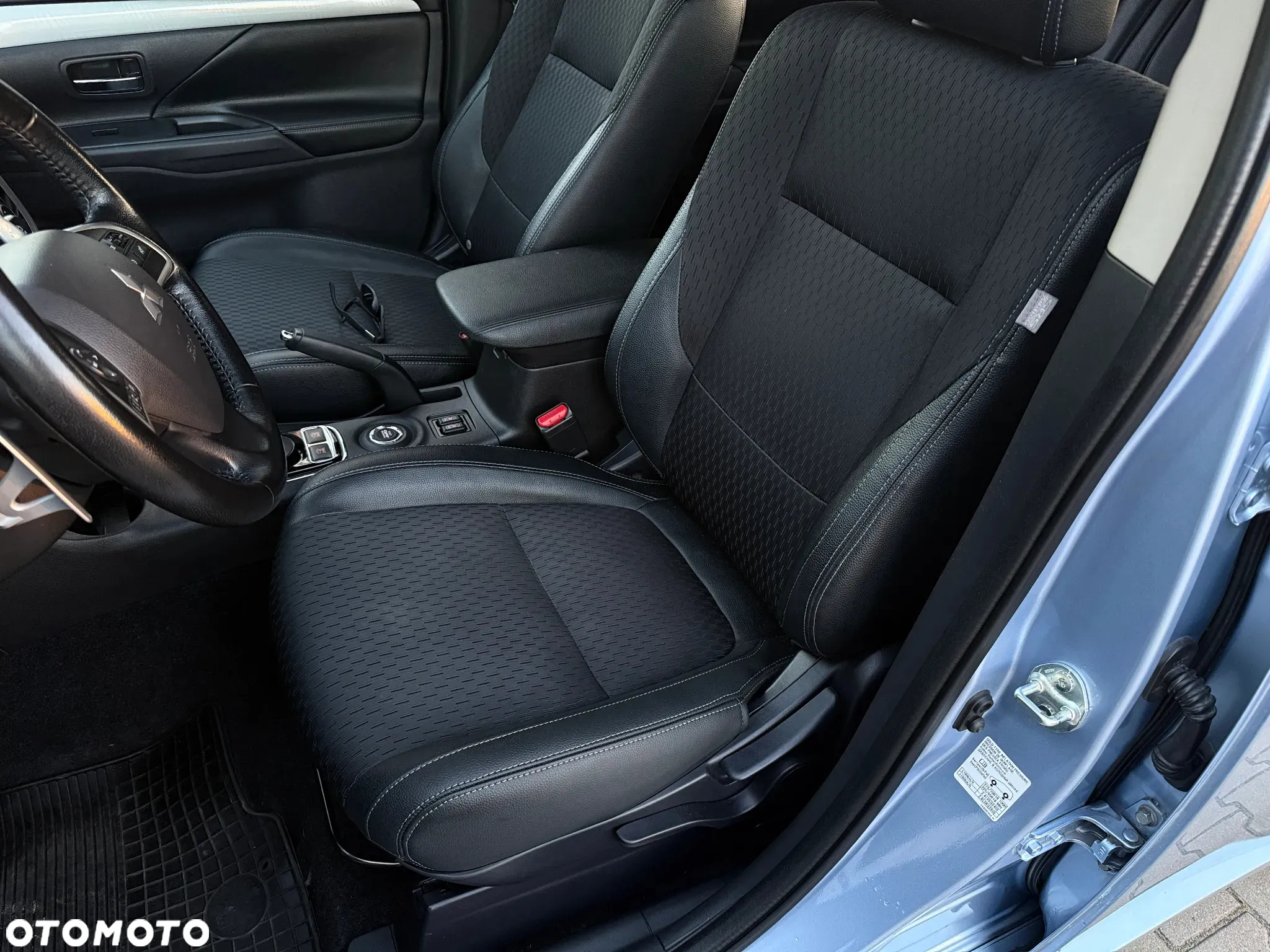 Mitsubishi Outlander 2.0 4WD Plug-In Hybrid Top - 31
