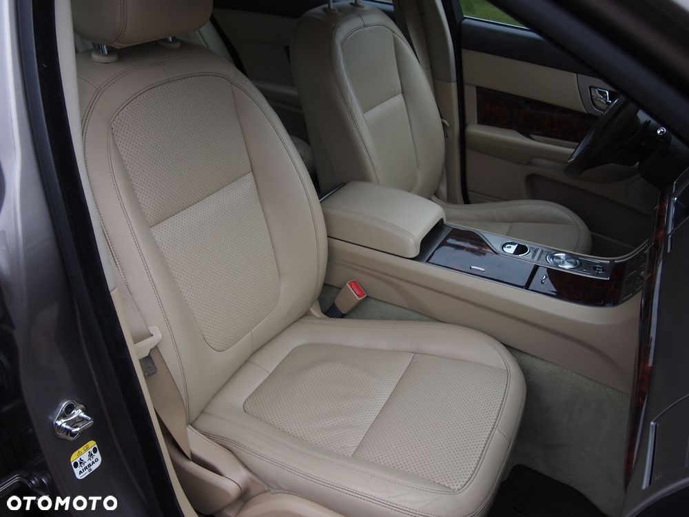 Jaguar XF 3.0 V6 D Premium Luxury - 17
