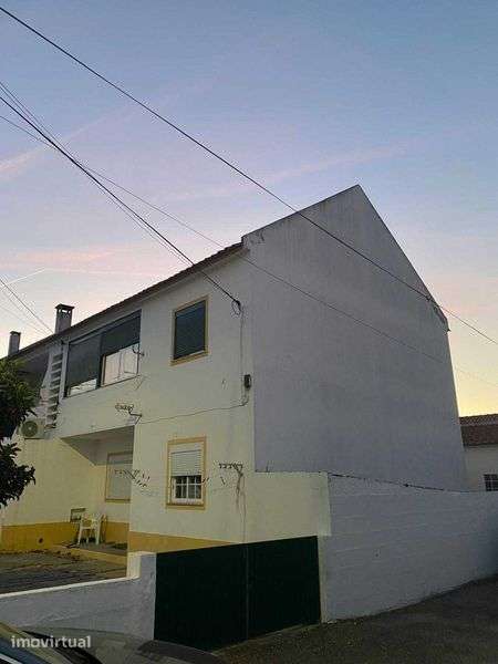 Apartamento T3 com Sótão Aproveitável no Centro de Salvaterra de Magos - Grande imagem: 2/9
