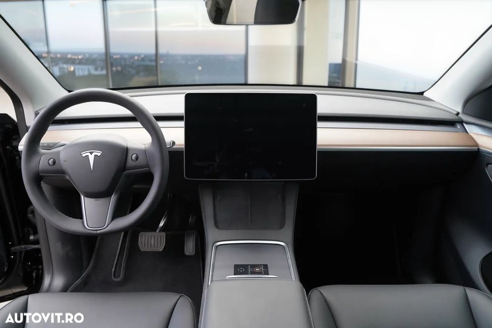 Tesla Model Y Long Range Dual Motor AWD - 8