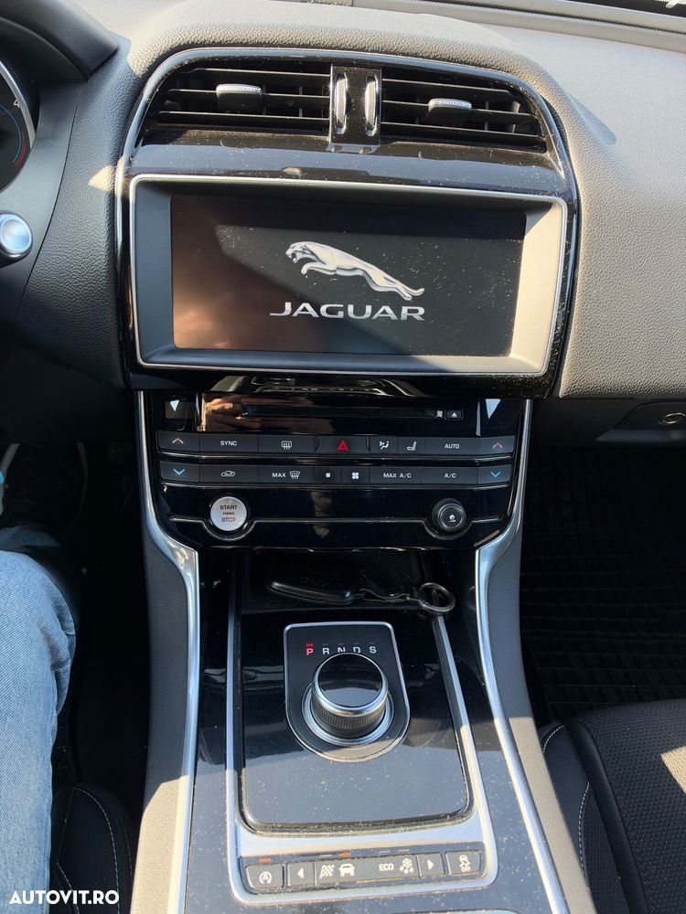 Jaguar XE - 15
