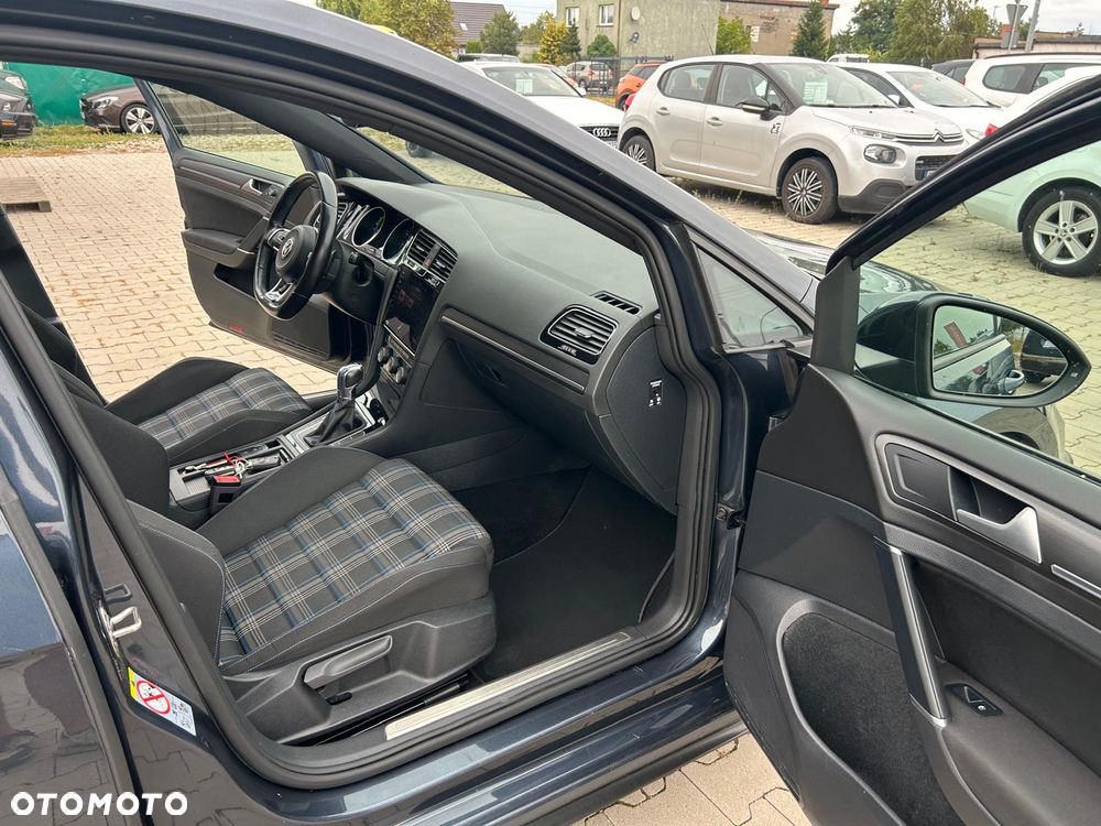 Volkswagen Golf - 27