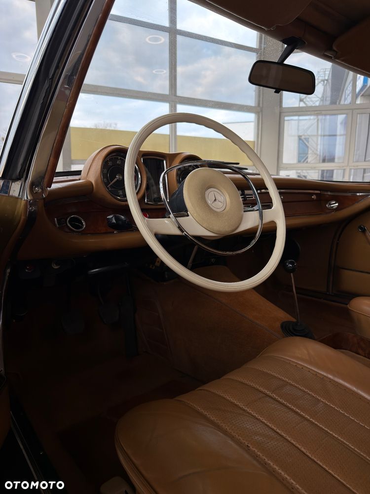 Mercedes-Benz 280 - 23
