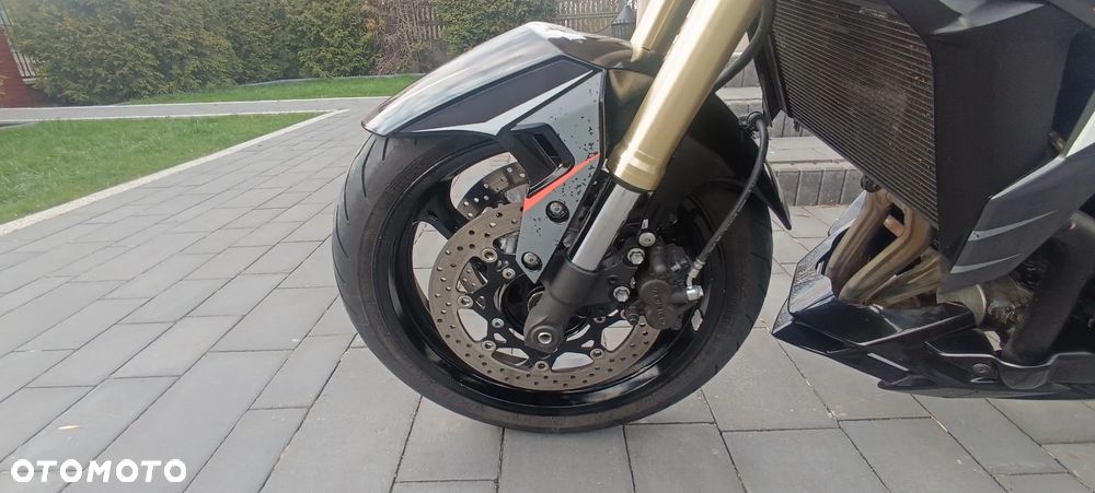 Suzuki GSR - 26