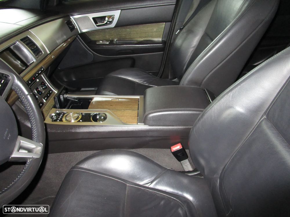 Jaguar XF Sportbrake 2.2 D R-Sport - 34