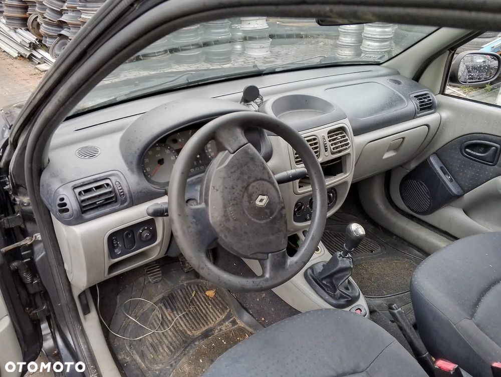 Renault Thalia (01-03r.) 1.5 DCI 65KM. Silnik K9K 700 Skrzynia JB3976 lakier TE866. Cały na części. GWARANCJA !!!  Przód Tył Zestaw Komplet Drzwi Klapa Zderzak Błotnik Maska Grill Atrapa Szyba Pas Lampa Lusterko Boczki Fotel Kanapa Kokpit Deska Rozdzielcza Przełącznik Włącznik Sterownik Przewody Wiązka Instalacja Moduł Komputer Czujnik Listwa Pompa Alternator Wtryski Głowica Rozrusznik Kompresor Sprzęgło Dwumas Silnik Skrzynia ABS Klimatyzacji Paliwa Wspomagania Kolektor Turbina Przepustnica Zawór Chłodnica Koło Hak Belka Sanki Zawieszenie Mcpherson Półoś Amortyzator Wydech Tłumik Zacisk Most - 7