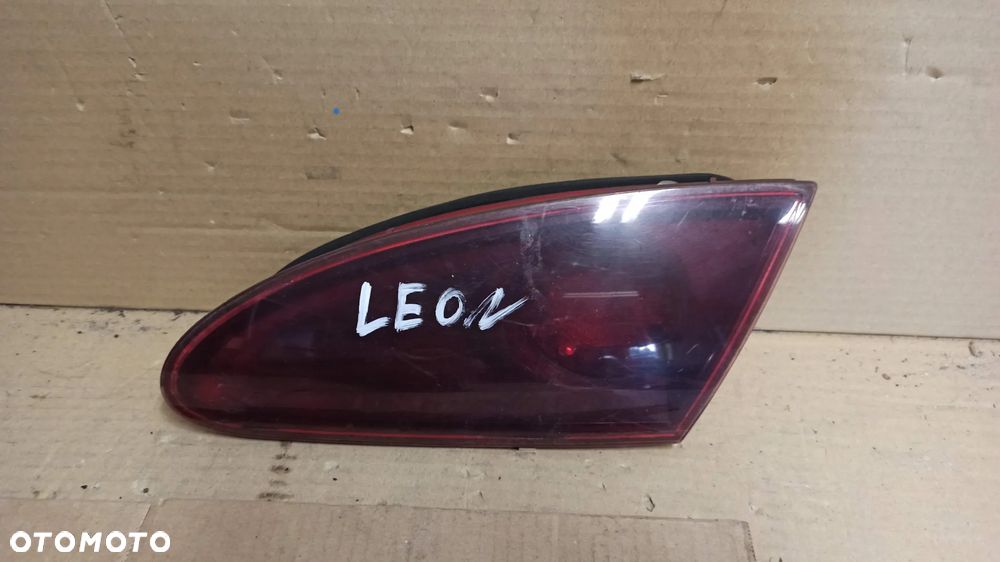 # LAMPA PRAWY TYŁ W KLAPĘ SEAT LEON II - 1