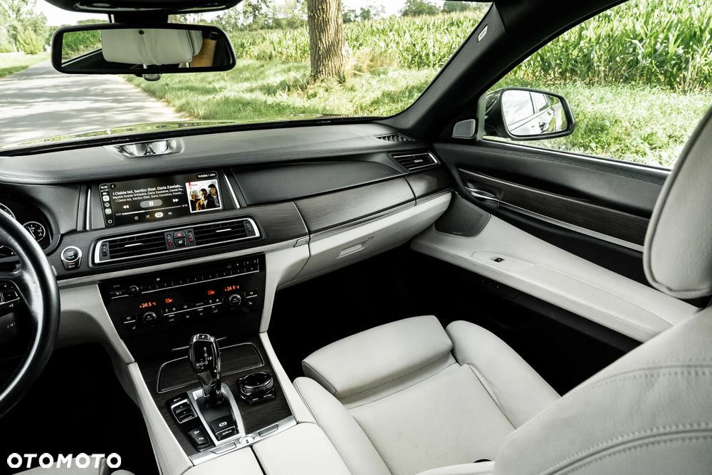 BMW Seria 7 750i xDrive - 37