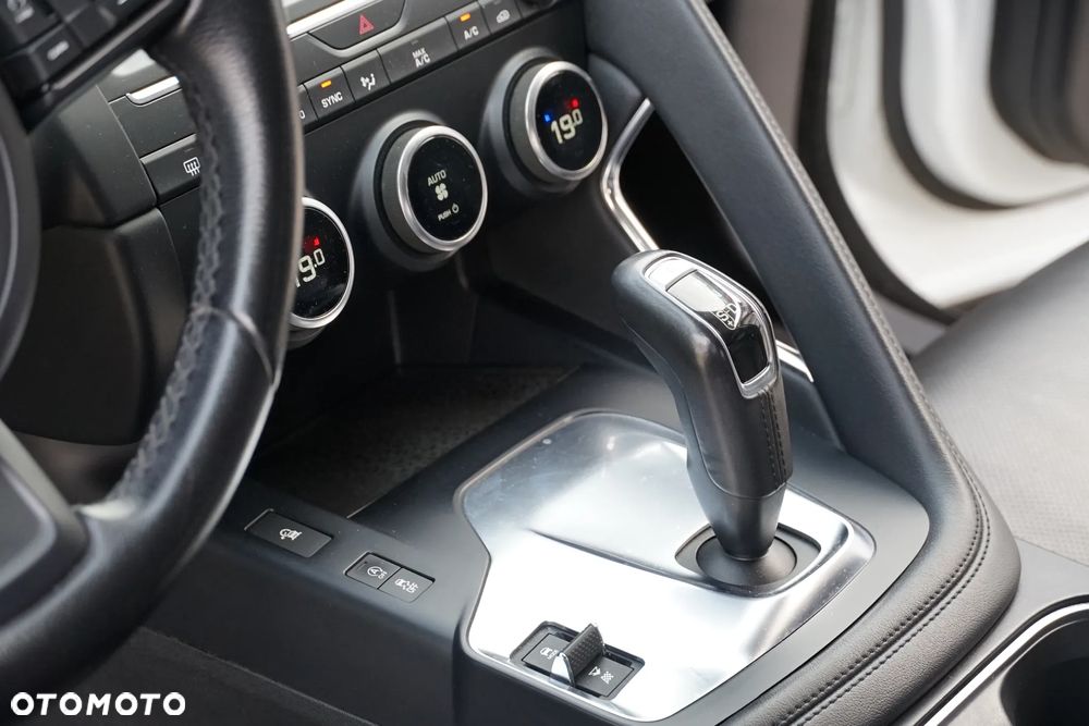 Jaguar E-Pace 2.0 i4D AWD HSE - 28