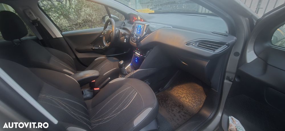 Peugeot 208 - 11