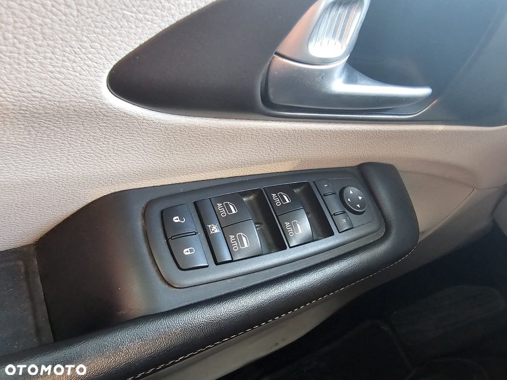 Chrysler Pacifica - 30