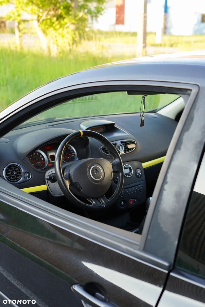 Renault Clio Sport F1-Team R27 - 3