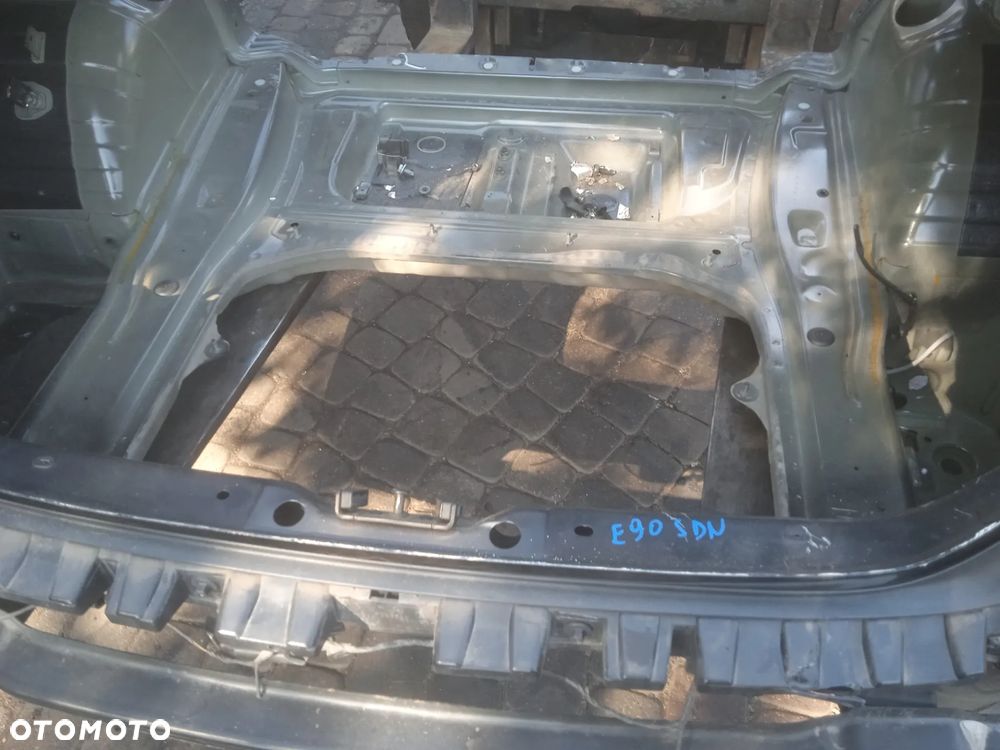 PAS TYLNY BMW 3 E90 SEDAN Z OKULARAMI CIĘTY NA BŁOTNIKACH Z WANNĄ - 9