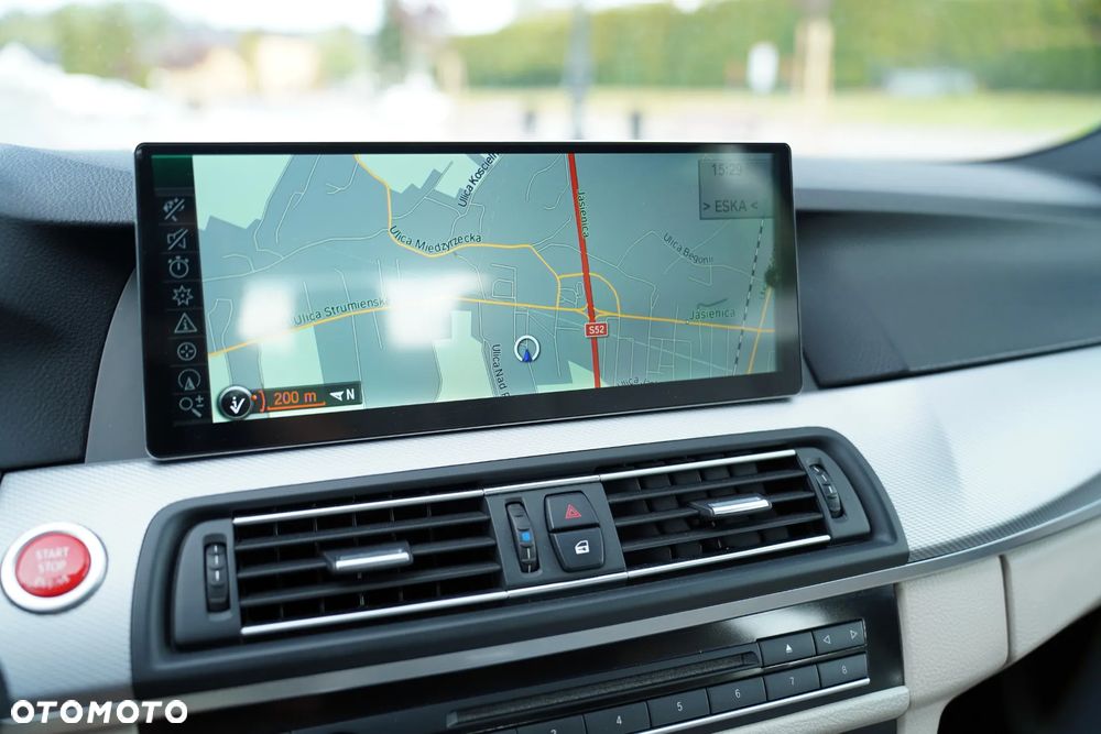 BMW Seria 5 528i Sport-Aut - 32