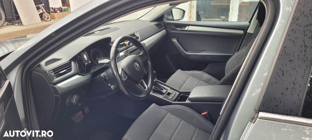 Skoda Superb Combi 2.0 TDI DSG Ambition - 2