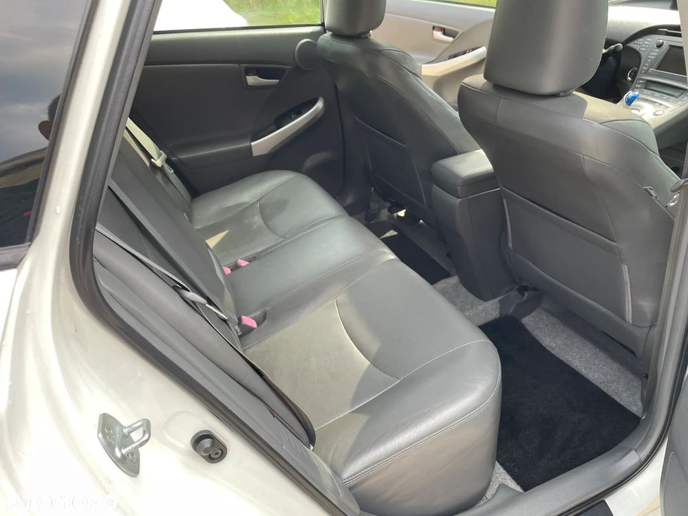 Toyota Prius (Hybrid) Executive - 11