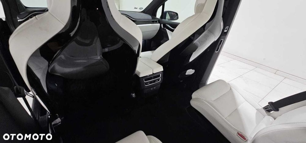 Tesla Model X - 32