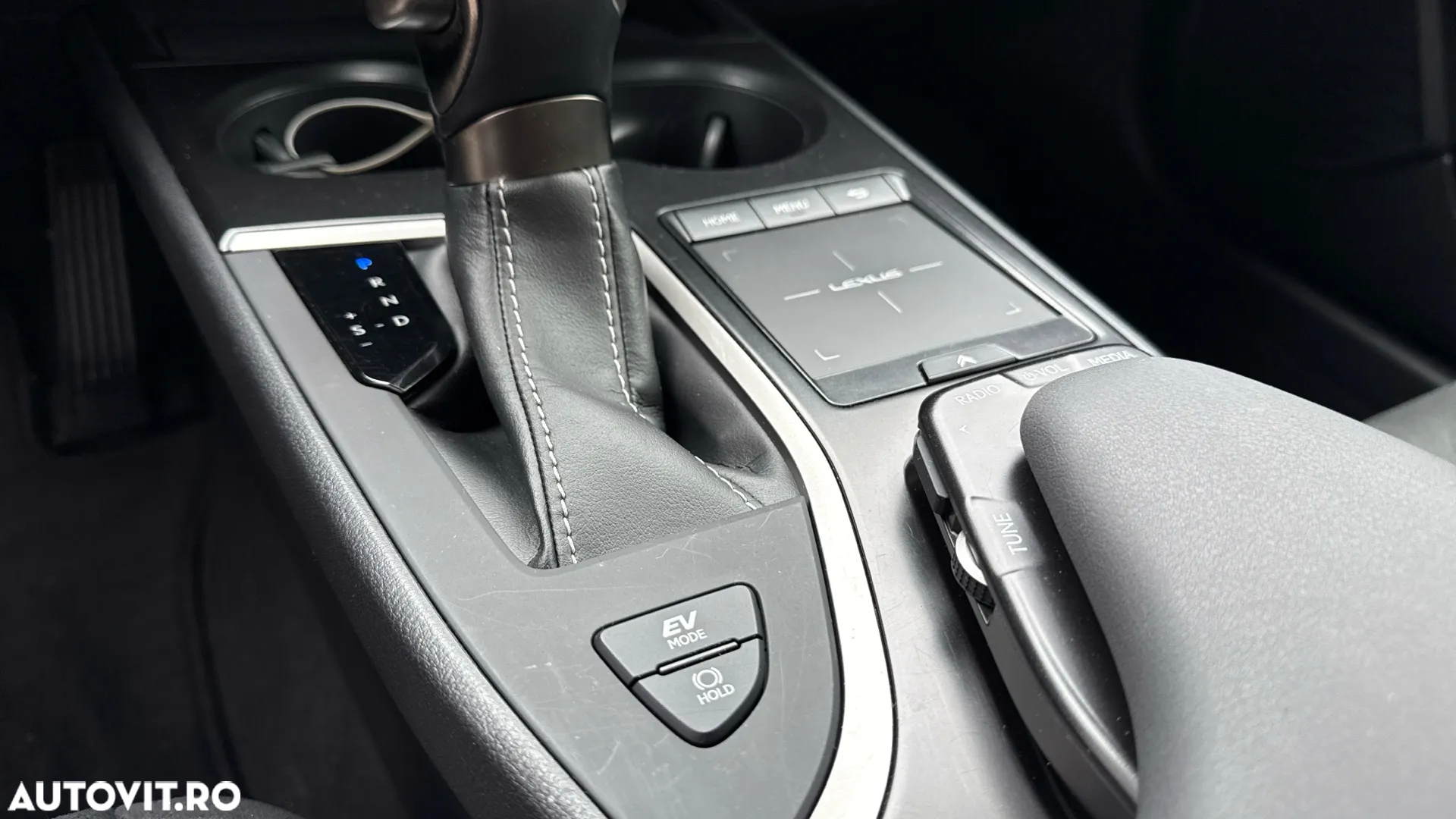 Lexus UX 250h 2.0L HEV 20H- (178 HP) 4X4 CVT Executive - 29