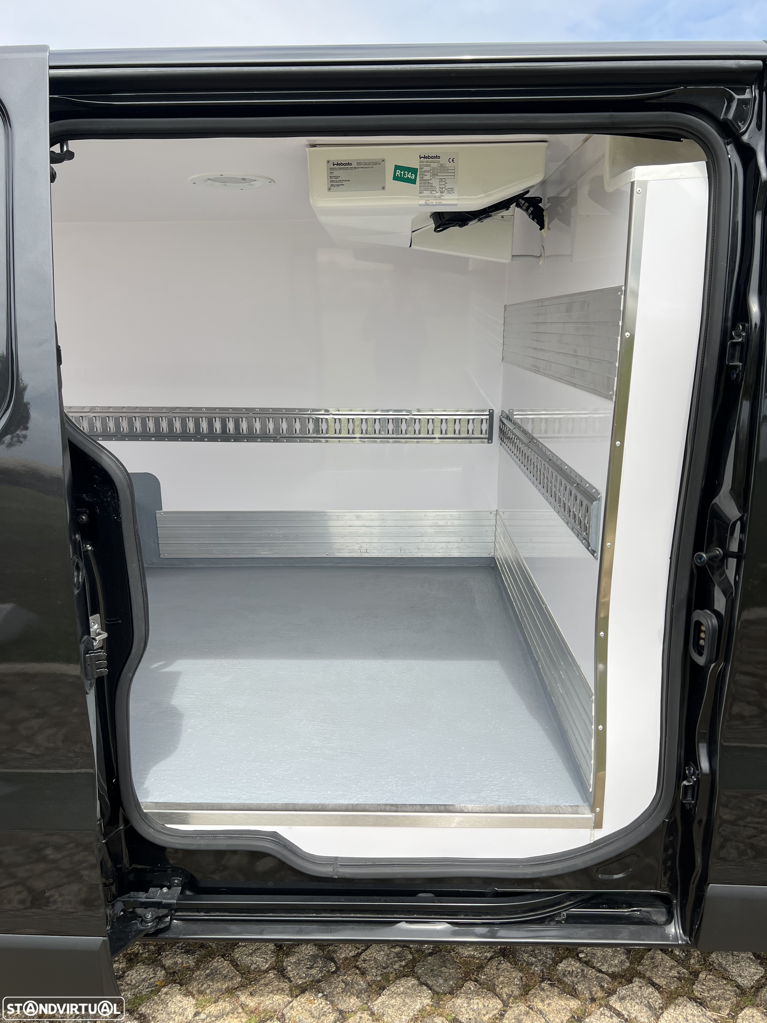 Renault Trafic Van 2.0 DCi 150cv c/ frio + caixa isotérmica - 16