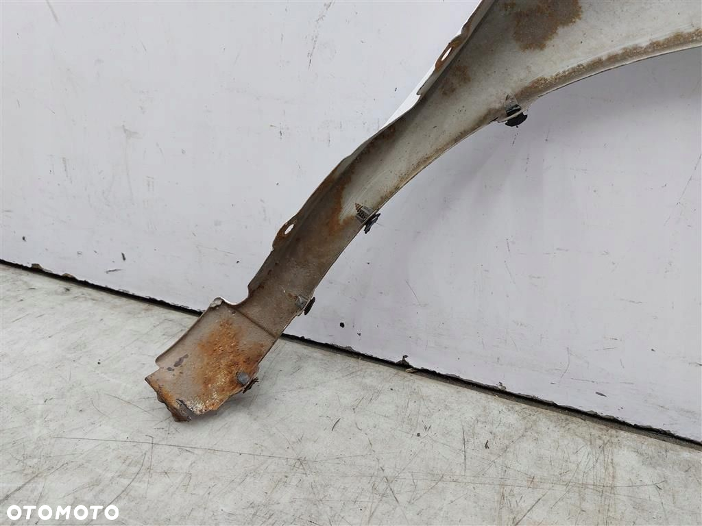 Błotnik przedni lewy Hyundai H200  1997-2000R BIAŁY ŁADNY - 3
