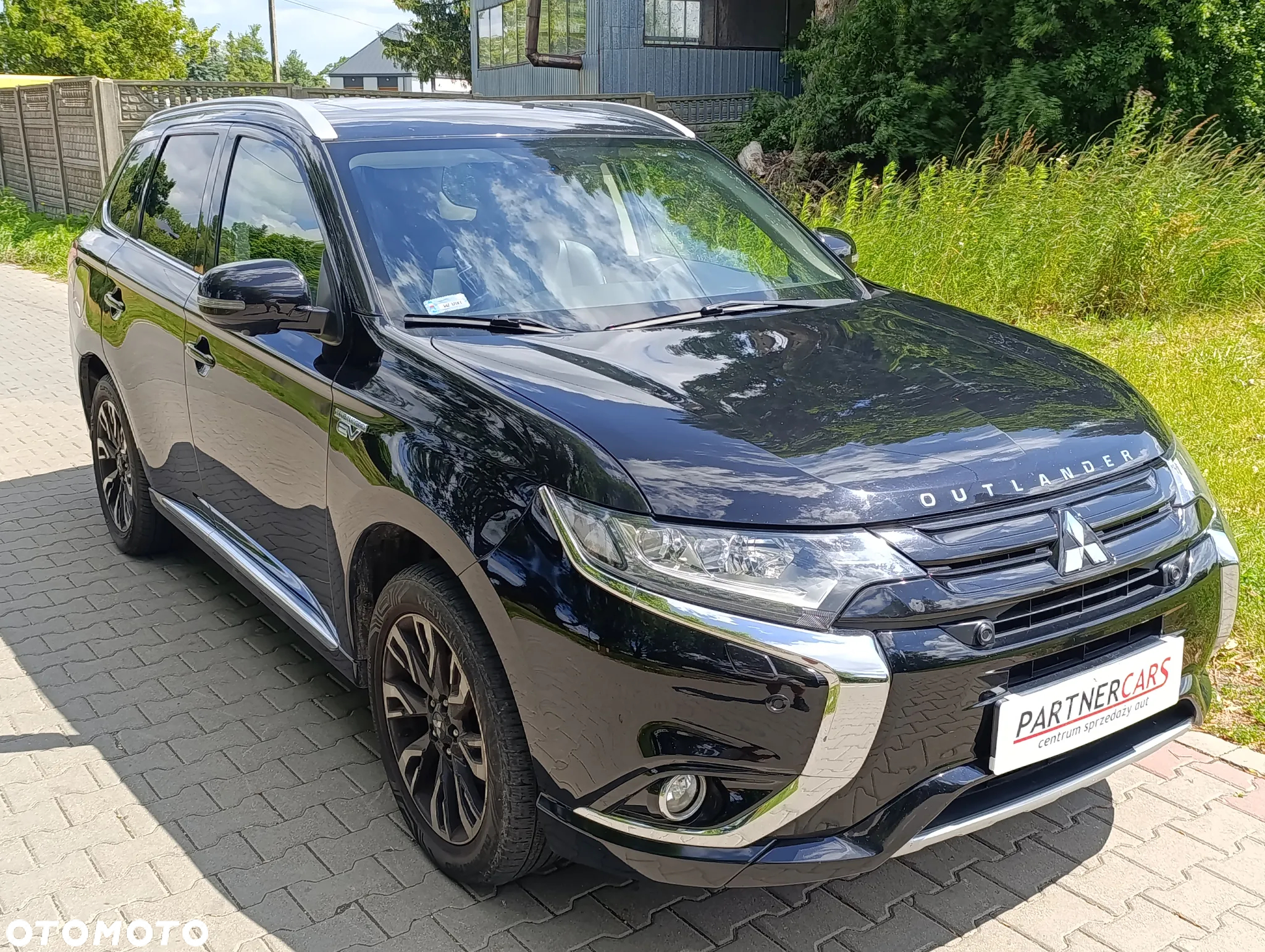 Mitsubishi Outlander - 2
