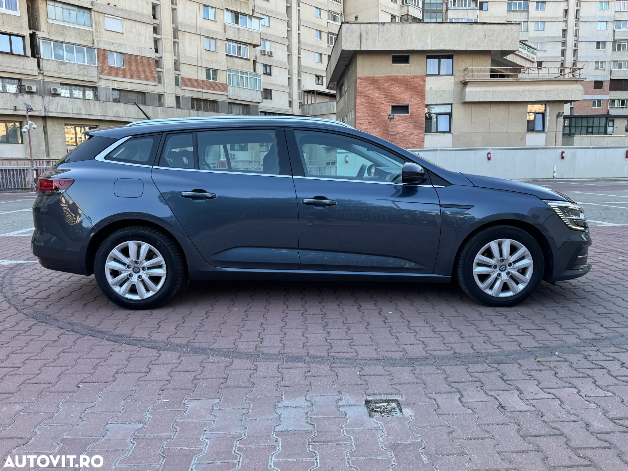 Renault Megane Grandtour E-TECH Plug-in 160 BUSINESS EDITION - 32