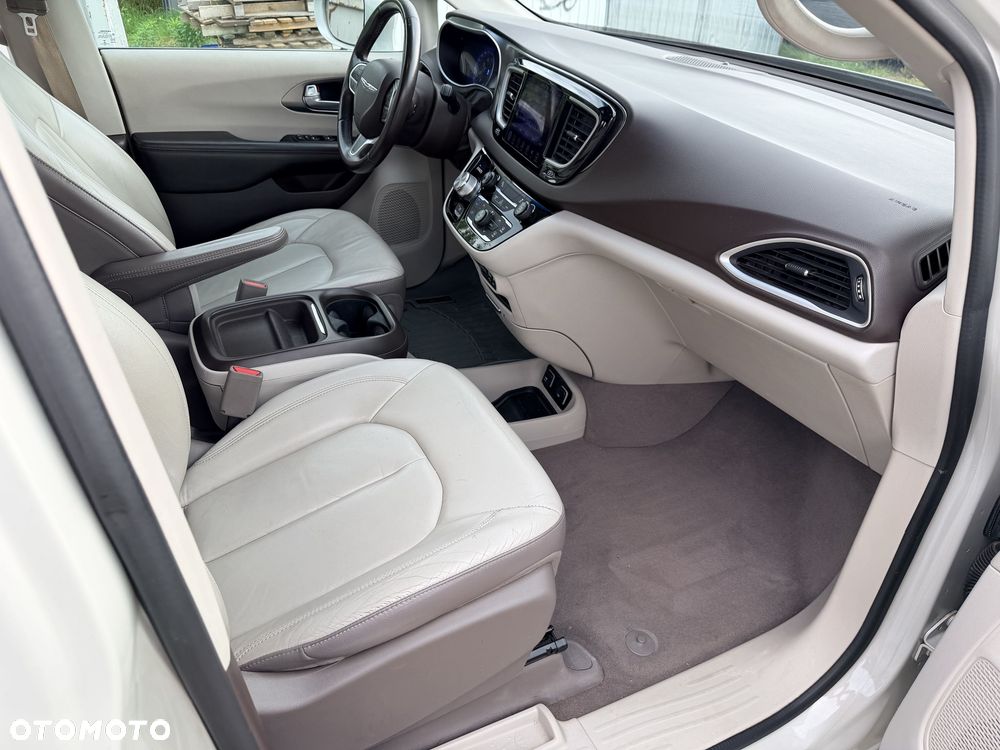 Chrysler Pacifica - 12