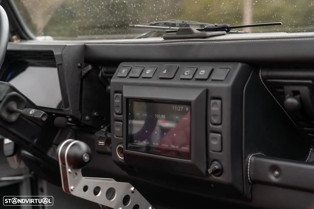 Land Rover Defender - 35