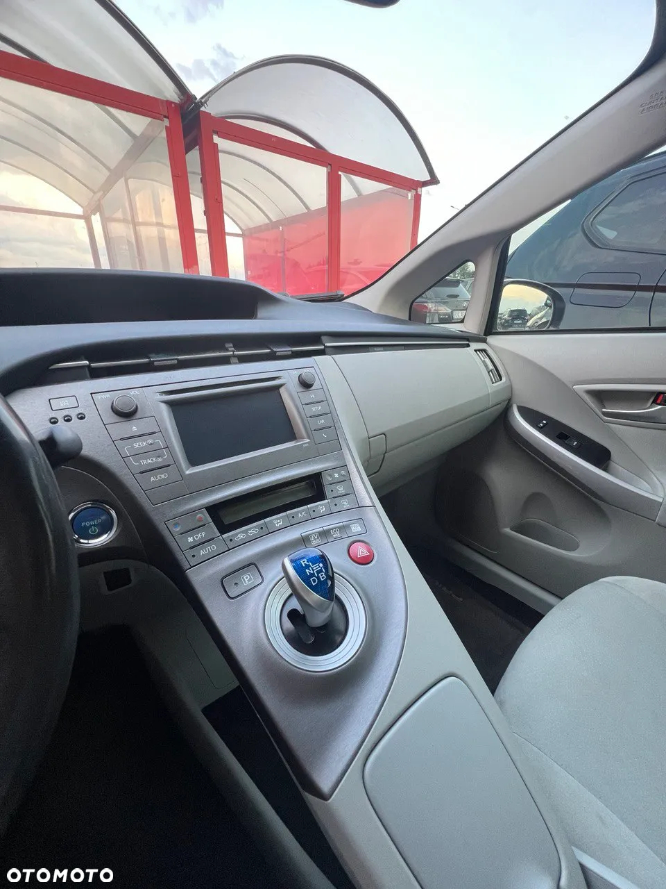 Toyota Prius (Hybrid) Life - 12