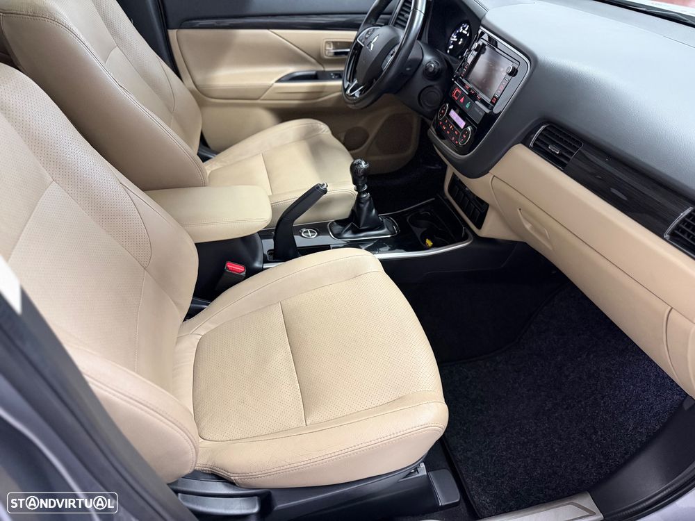 Mitsubishi Outlander 2.2 DI-D Instyle Navi Black Edition - 35