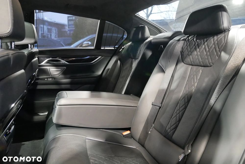 BMW Seria 7 750i xDrive - 16