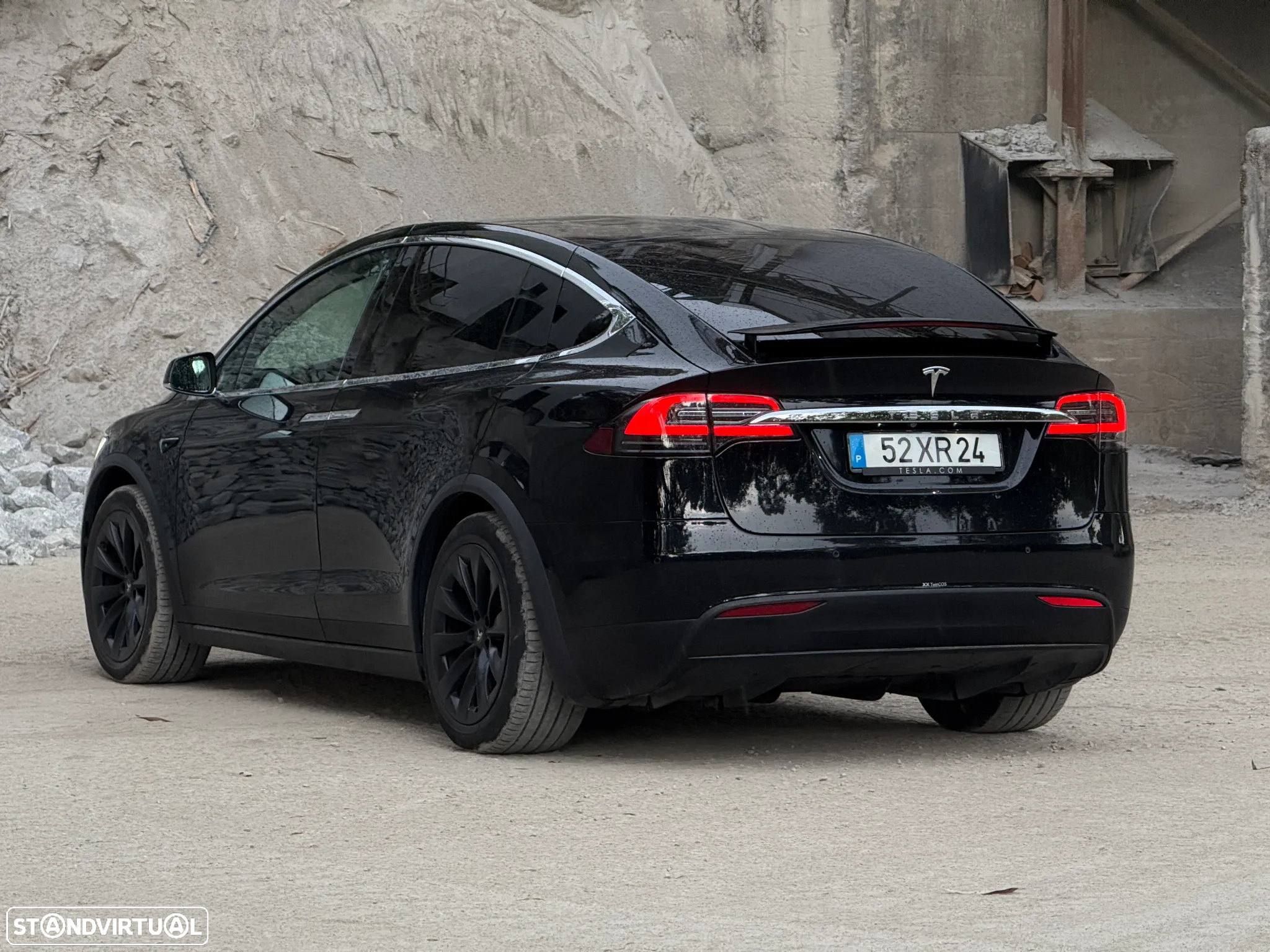 Tesla Model X - 4