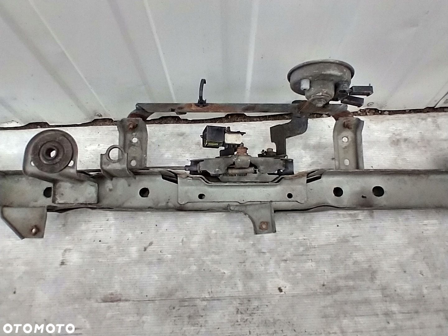 NISSAN JUKE I F15 PAS PRZEDNI GÓRNY ZAMEK MASKI WZMOCNIENIE KLAKSON - 10