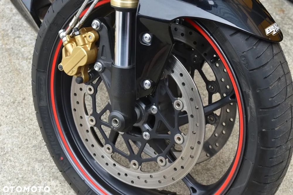 Triumph Street Triple - 26