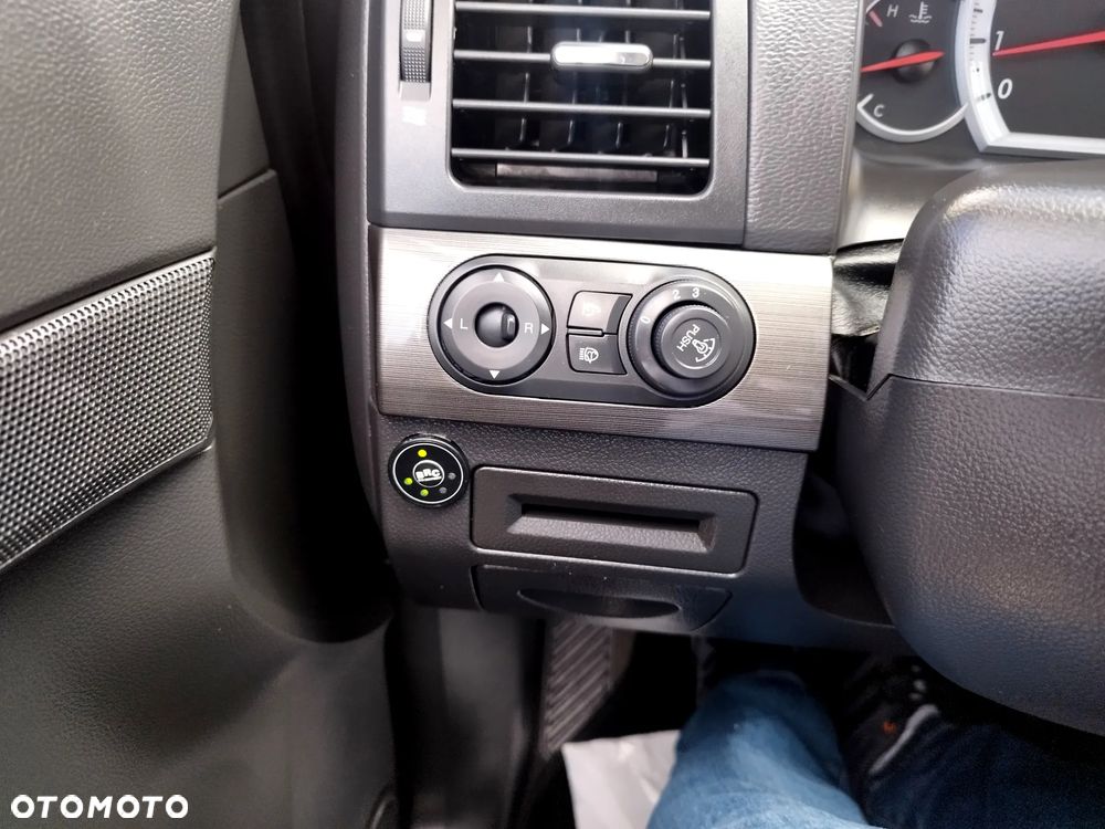 Chevrolet Captiva 2.4 LS 5os - 27