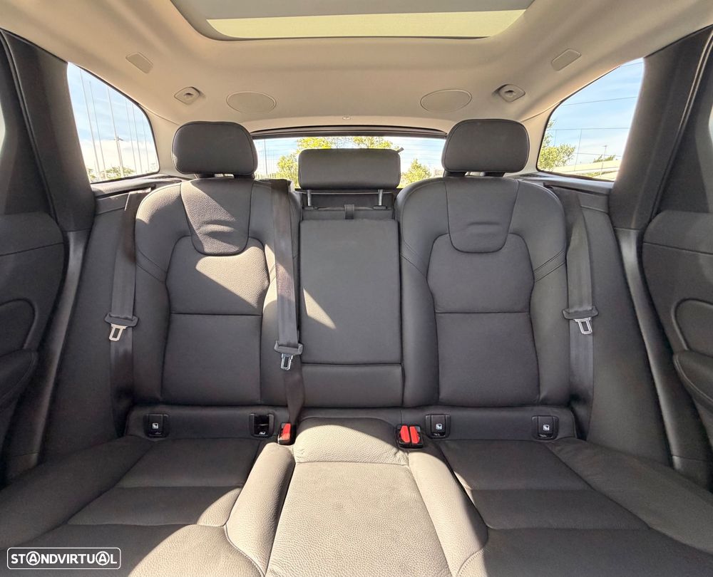 Volvo XC 60 2.0 T6 PHEV Black Edition AWD - 13
