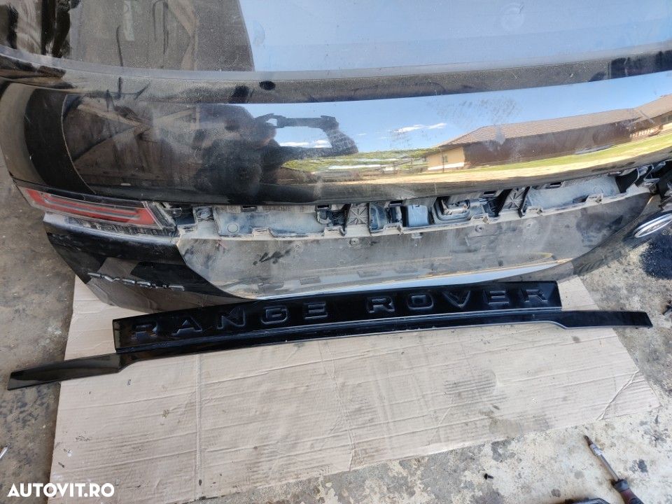 Ornament spate negru lucios central inscriprionat Range Rover Land Rover Evoque II L551 K8D2-402A30-A - 1