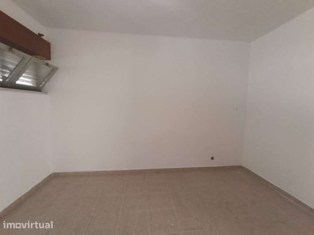 Apartamento T2 semi-remodelado ( Prédio com elevador) - Grande imagem: 2/7