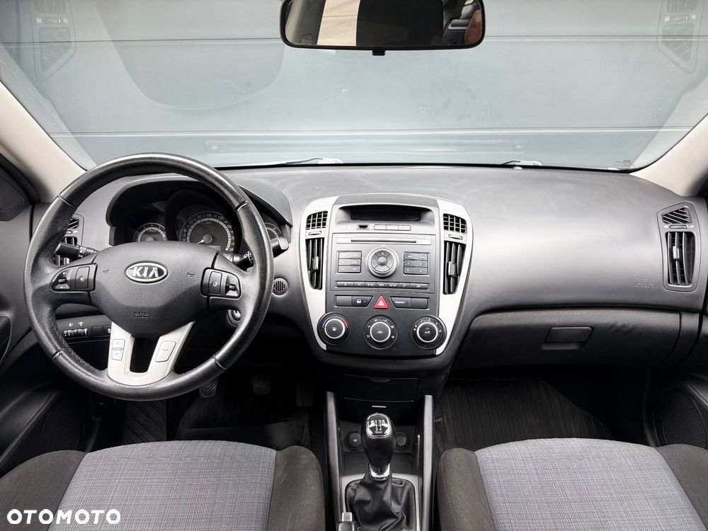 Kia Ceed - 10