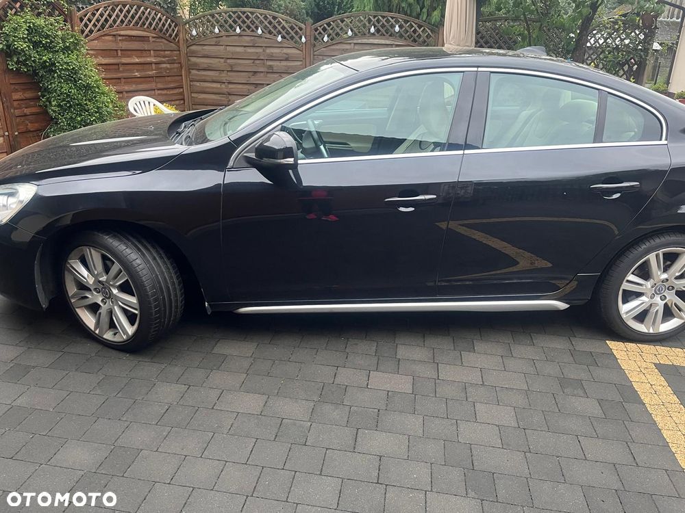 Volvo S60 D2 R-Design - 3