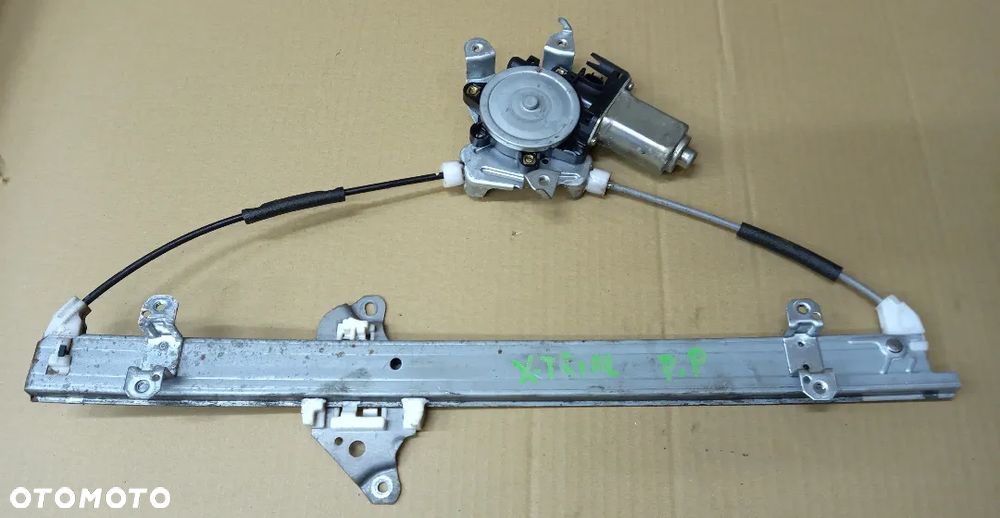 Nissan X-Trail T30 podnośnik mechanizm szyby drzwi przód przednich prawy - 1